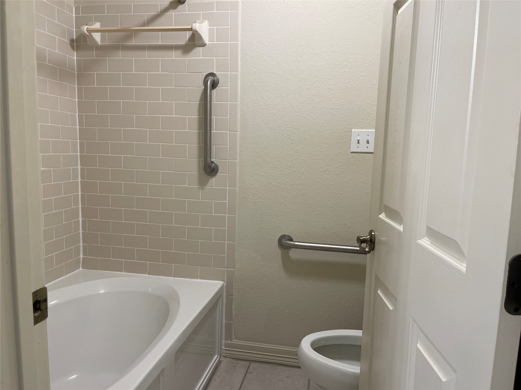6164 South Fm 535 Road Cedar Creek, TX 78612 - Photo 15 of 27 a bathroom with a tub a toilet and a sink