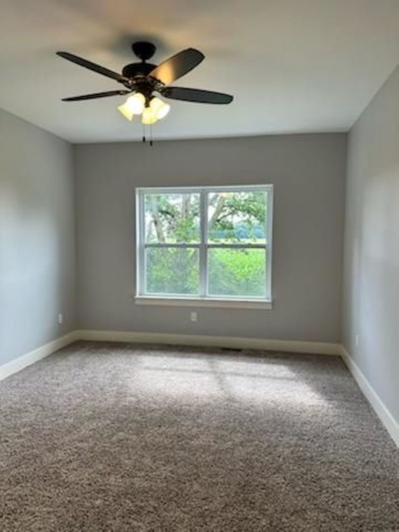 634 Anjali Court, Unit R Sycamore, IL 60178 - Photo 11 of 20 an empty room with a window