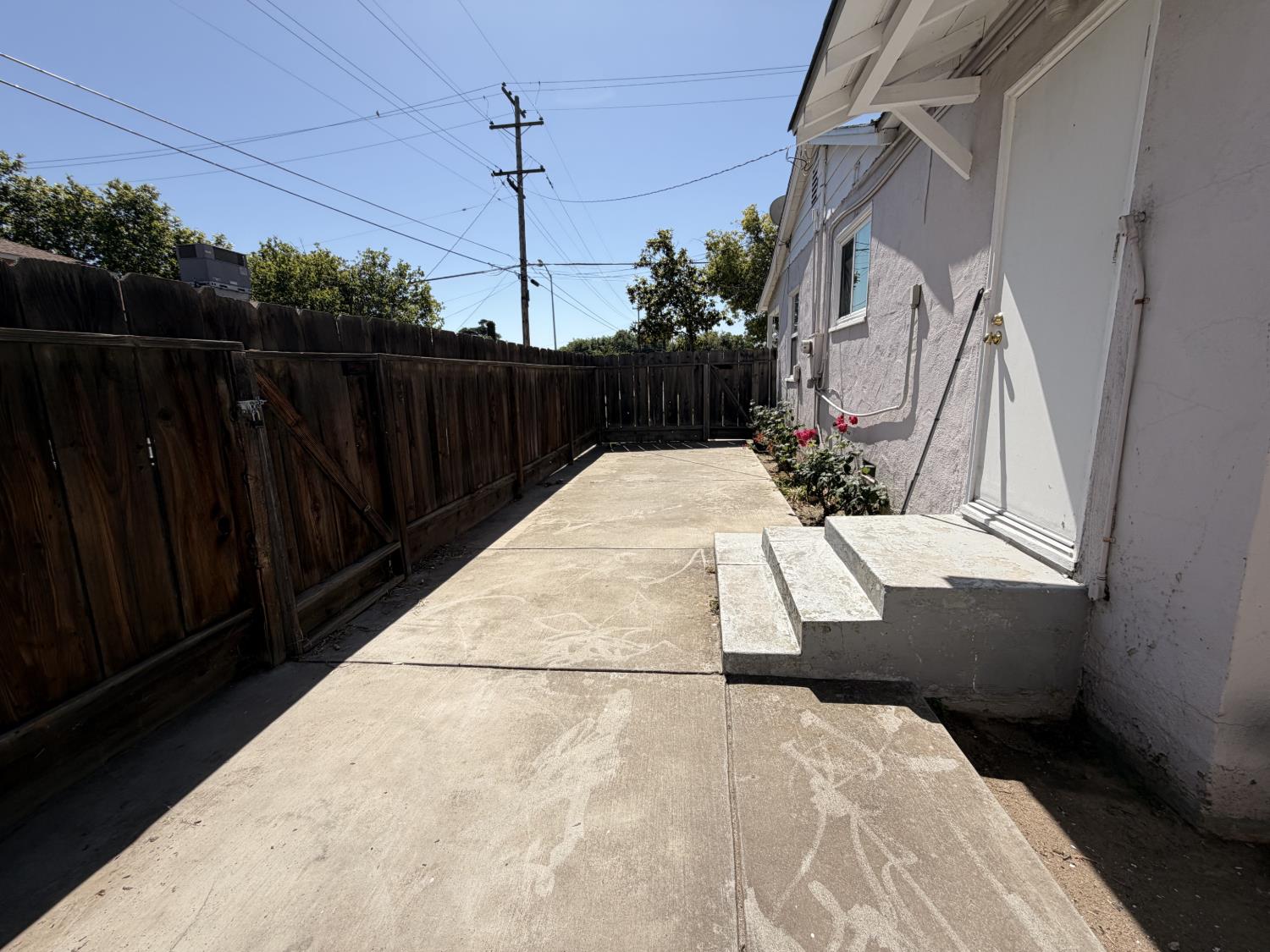 713 West 4th Street Madera, CA 93637 - Photo 22 of 28 a view of outdoor space and deck