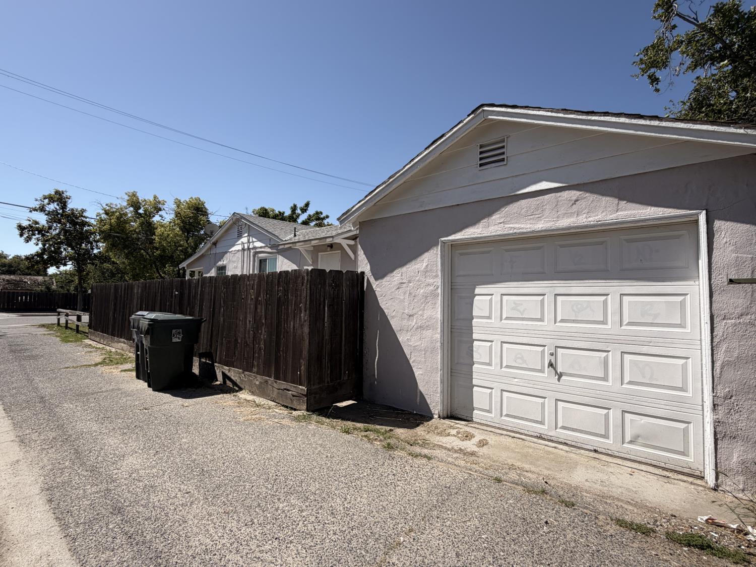713 West 4th Street Madera, CA 93637 - Photo 5 of 28 a view of a house with a yard