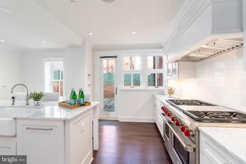 a kitchen that has a lot of cabinets in it