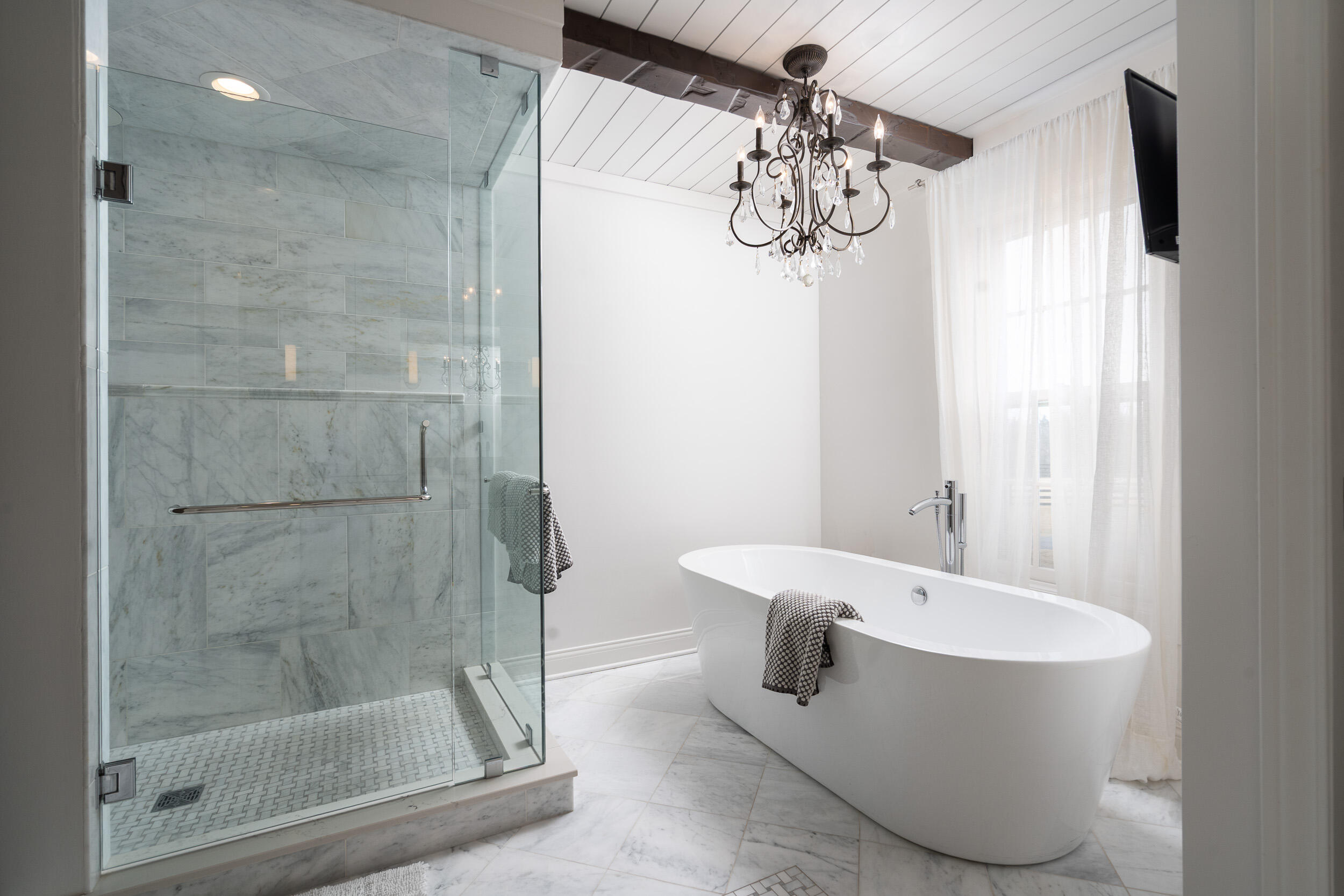 13700 Riverland Road Mequon, WI 53097 - Photo 34 of 61 Separate Shower and Tub