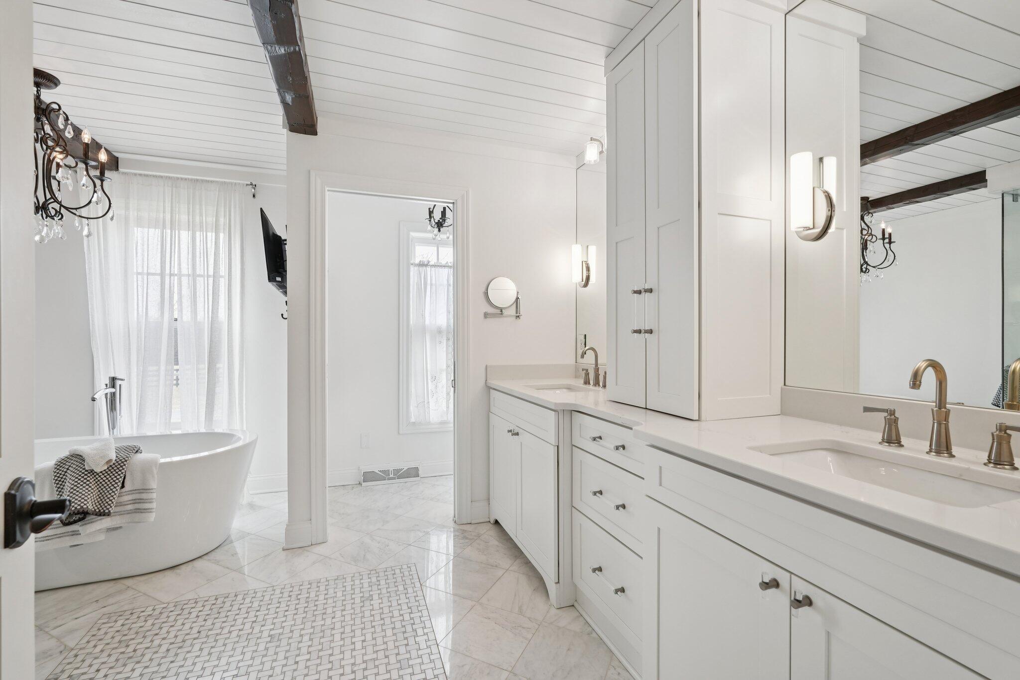 13700 Riverland Road Mequon, WI 53097 - Photo 35 of 63 First Bathroom of Upper Primary Suite