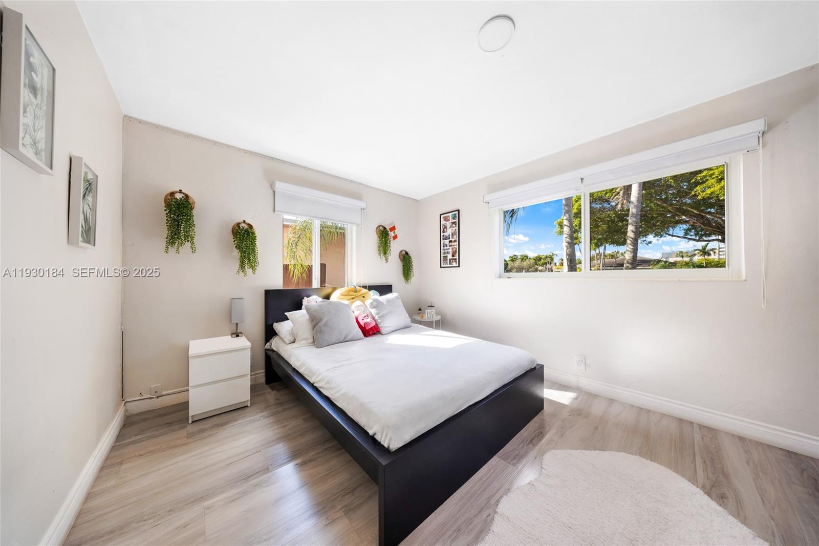 907 North Park Road Hollywood, FL 33021 - Photo 22 of 34 a bedroom with a bed lamp closet and window