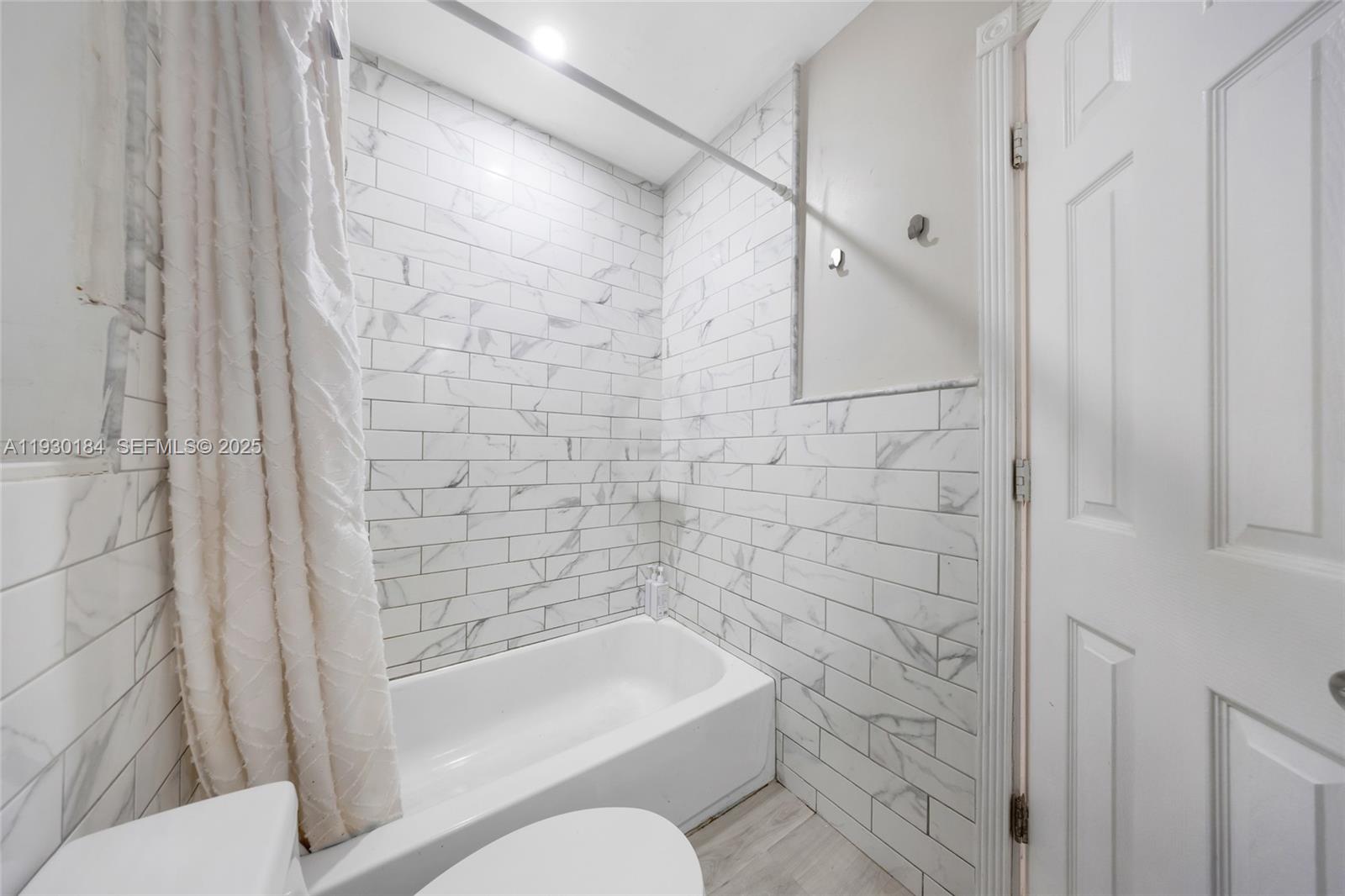 907 North Park Road Hollywood, FL 33021 - Photo 23 of 34 a bathroom with a bathtub and a shower