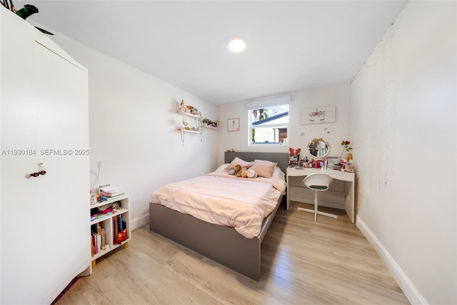 907 North Park Road Hollywood, FL 33021 - Photo 29 of 34 a room with a bed and a window