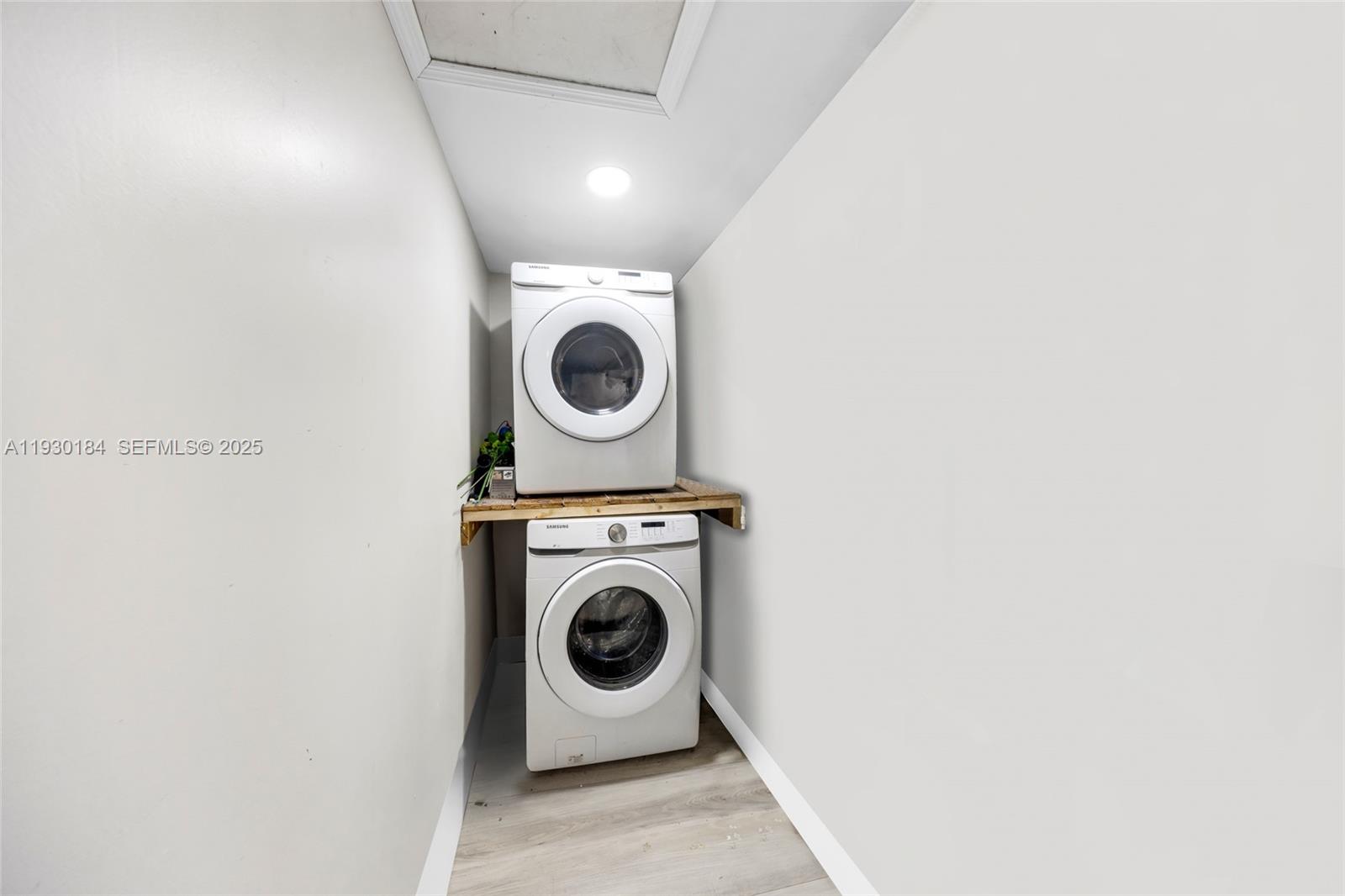 907 North Park Road Hollywood, FL 33021 - Photo 30 of 34 a utility room with dryer and washer