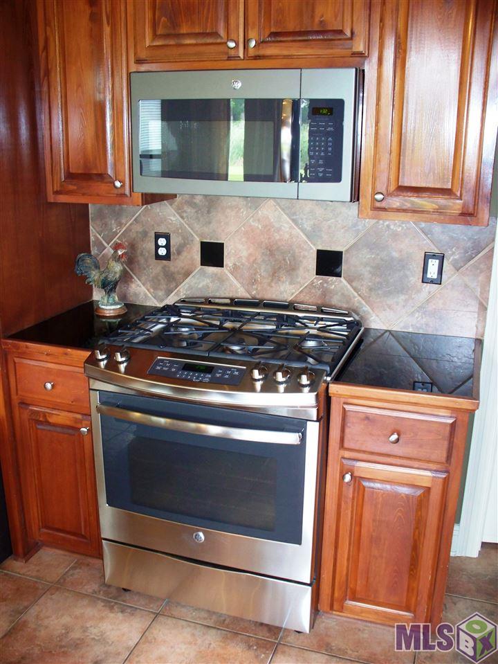 16724 Highland Club Avenue Baton Rouge, LA 70817 - Photo 11 of 24 New Range & Microwave
