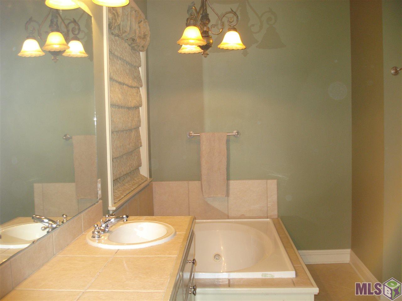 16724 Highland Club Avenue Baton Rouge, LA 70817 - Photo 21 of 24 Master Bath