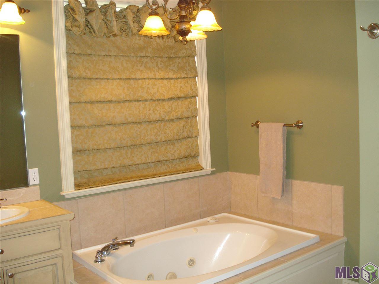 16724 Highland Club Avenue Baton Rouge, LA 70817 - Photo 22 of 24 Master Bath