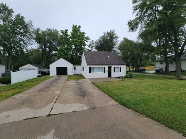 $285,000 | 604 Northeast Douglas Street, Lee's Summit, MO 64063