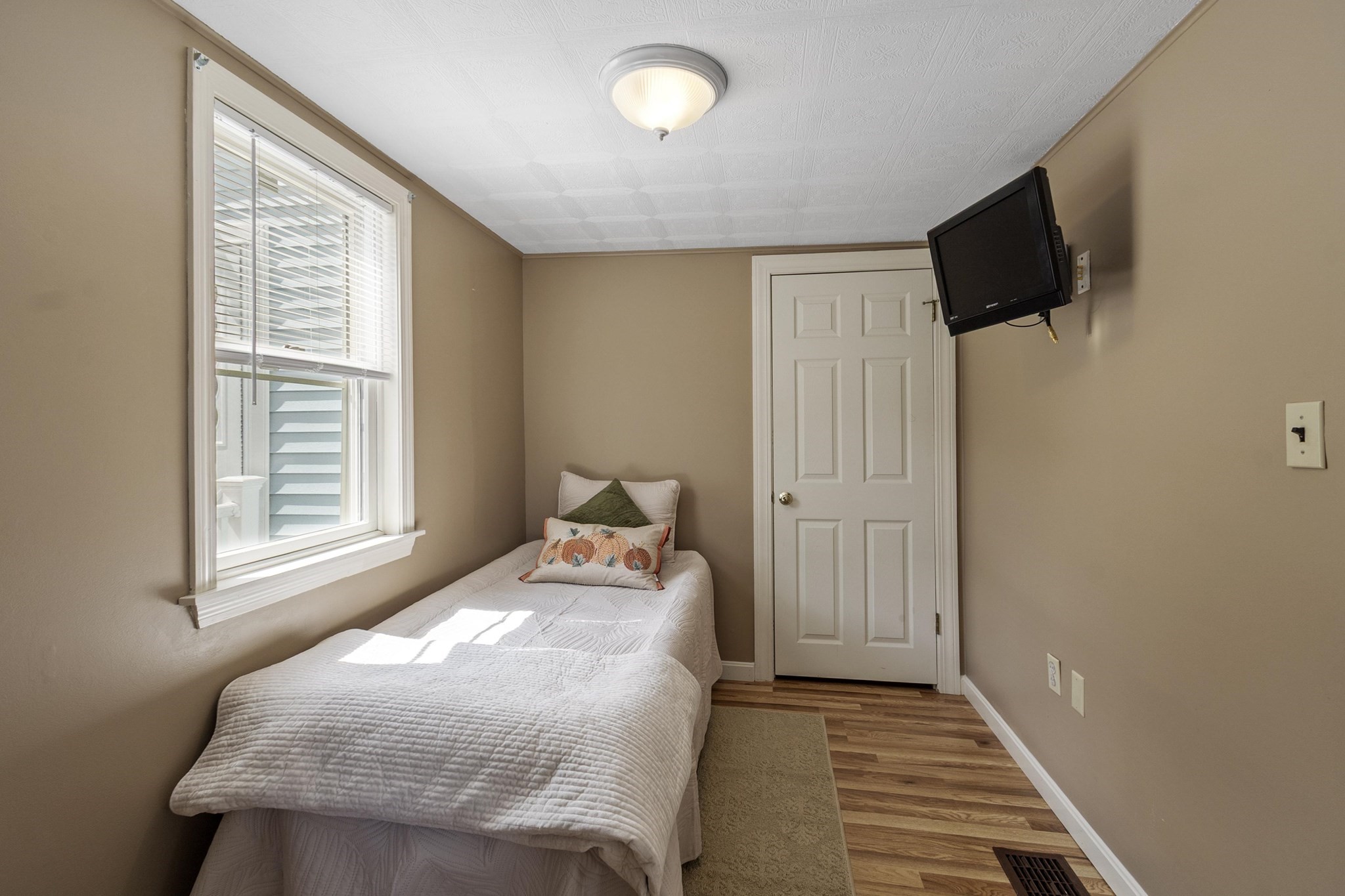 142 Bridle Road Billerica, MA 01821 - Photo 5 of 41 Gallery Image 5