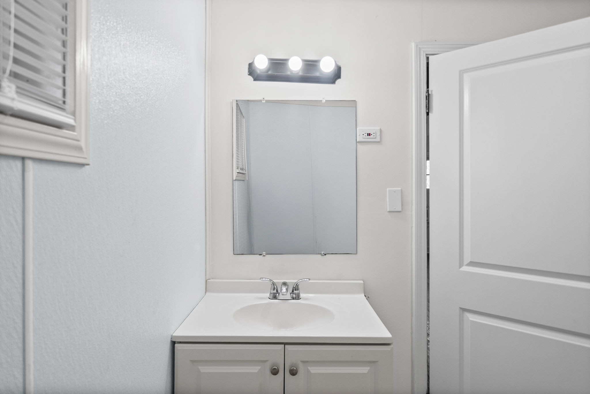 420 Lafayette Road, Unit A Clarksville, TN 37042 - Photo 19 of 25 a bathroom with a sink and a mirror