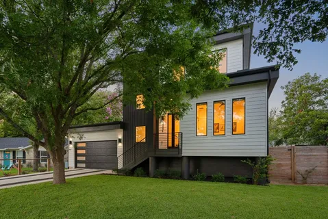 a view of front of a house with a yard