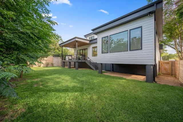 a view of a house with a backyard