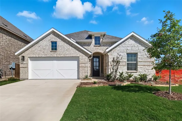 $389,990 | 817 Alderwood Drive, Red Oak, TX 75154