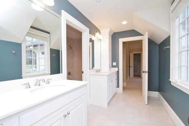 4014 Estes Road Nashville, TN 37215 - Photo 12 of 20 The two upstairs front bedrooms share this spacious bathroom.