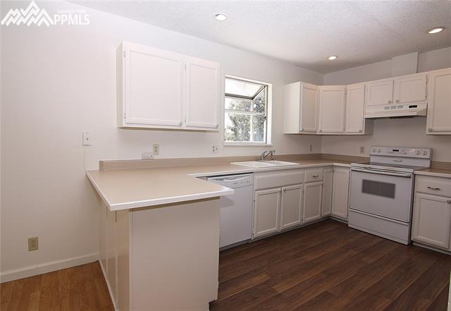 377 Ridge Road Divide, CO 80814 - Photo 9 of 35 Note the breakfast bar too!