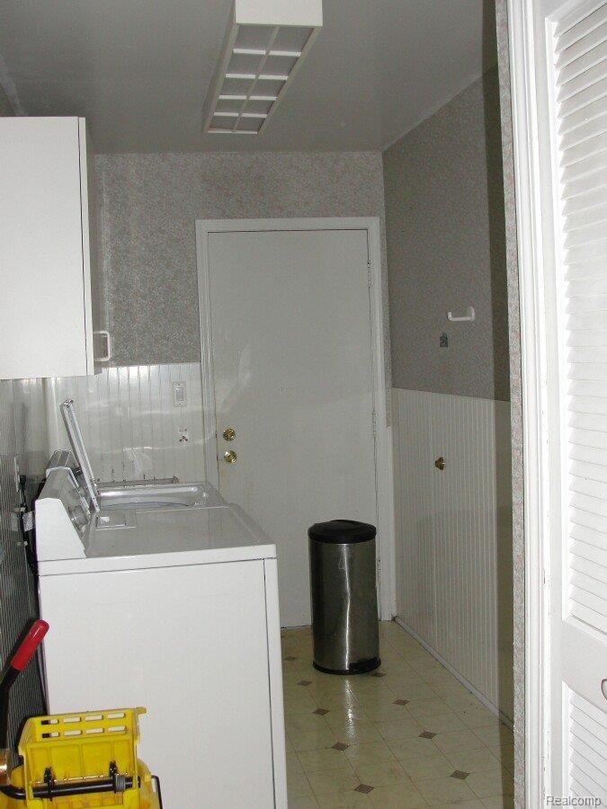 1700 Crooks Road Rochester, MI 48309 - Photo 13 of 16 Laundry