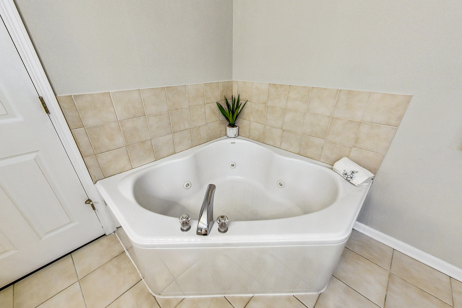660 McHenry Road, Unit 1102 Wheeling, IL 60090 - Photo 13 of 19 a white bath tub sitting in a bathroom