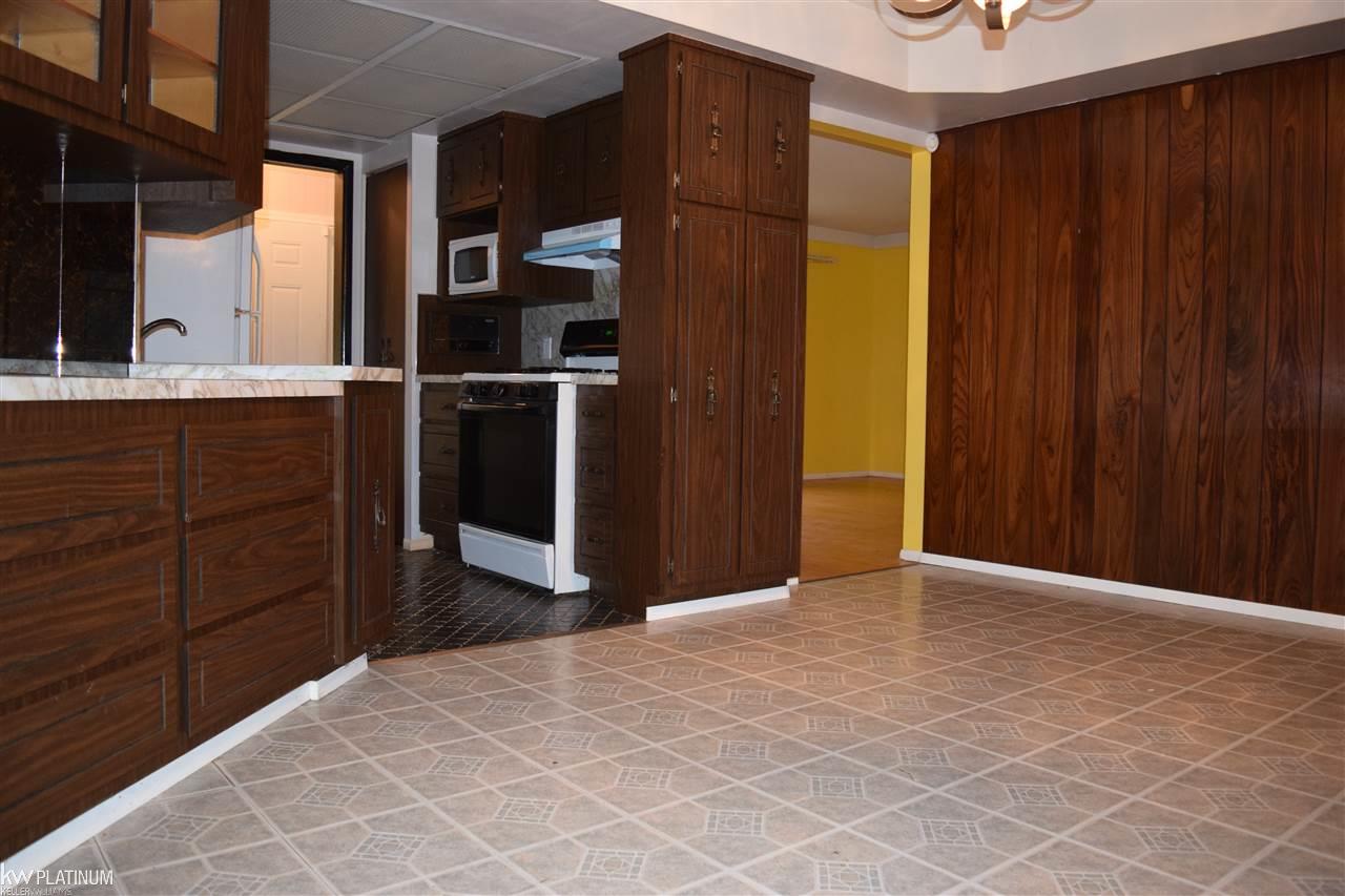 30843 Ridgefield Avenue Warren, MI 48088 - Photo 3 of 19 31313460-2.JPG