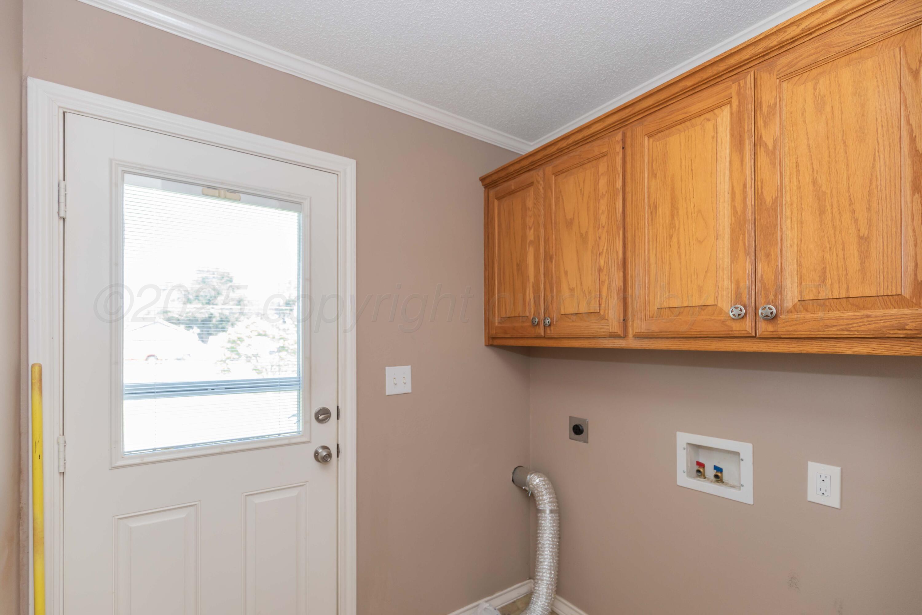 109 Texas Avenue Groom, TX 79039 - Photo 17 of 21 a bathroom with a window