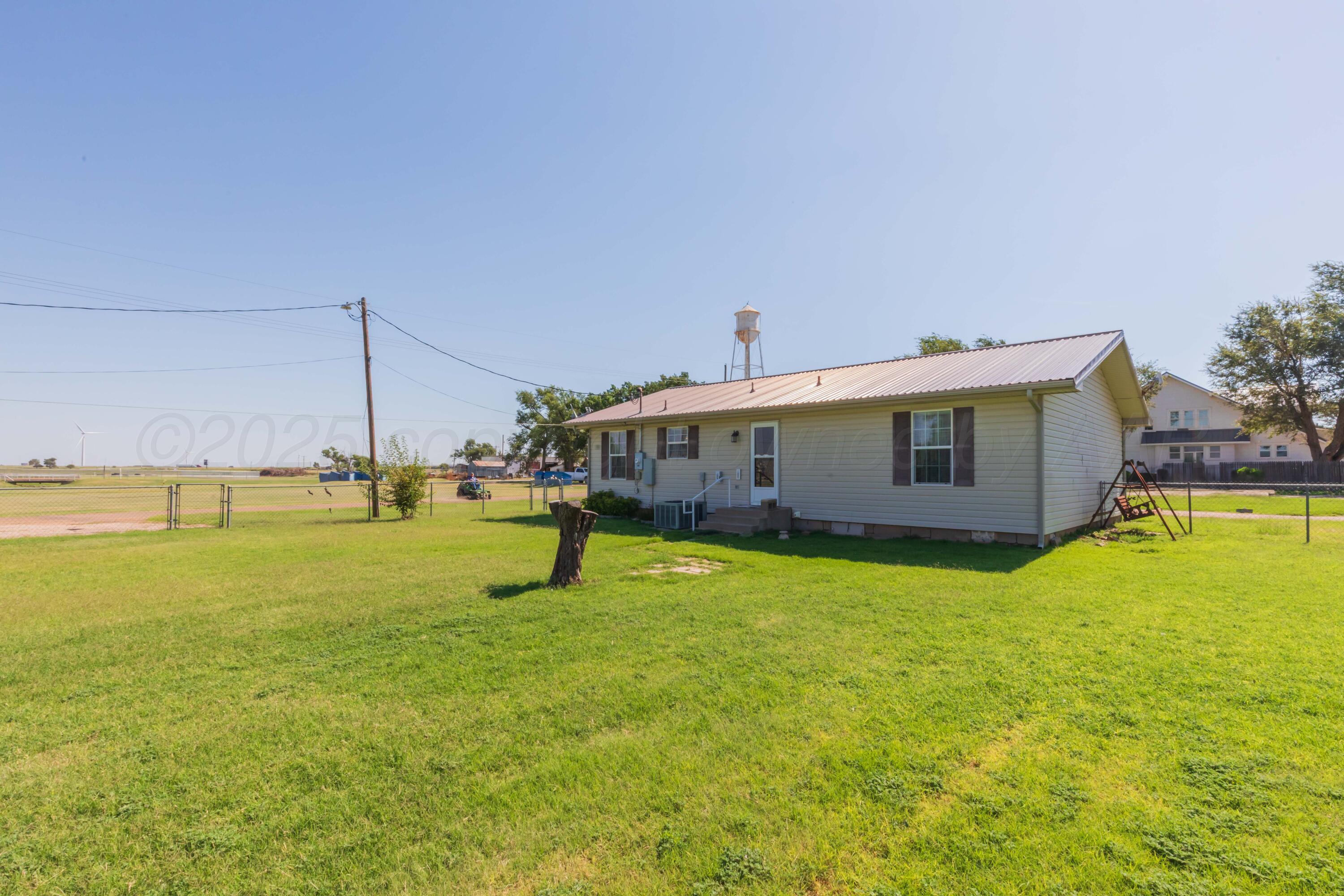 109 Texas Avenue Groom, TX 79039 - Photo 18 of 21 a bathroom with a swimming pool