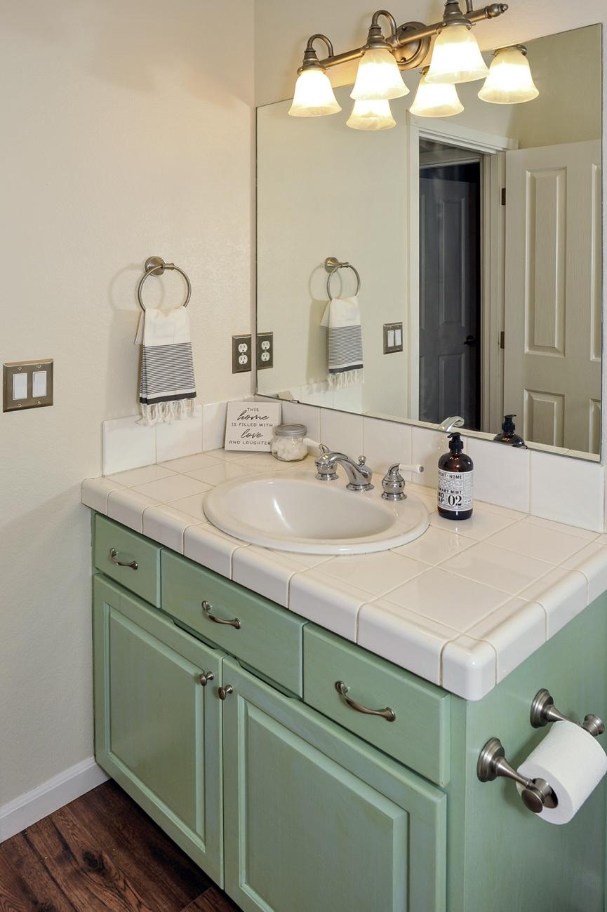 19834 Powers Road Bend, OR 97702 - Photo 13 of 22 Main floor powder bath.