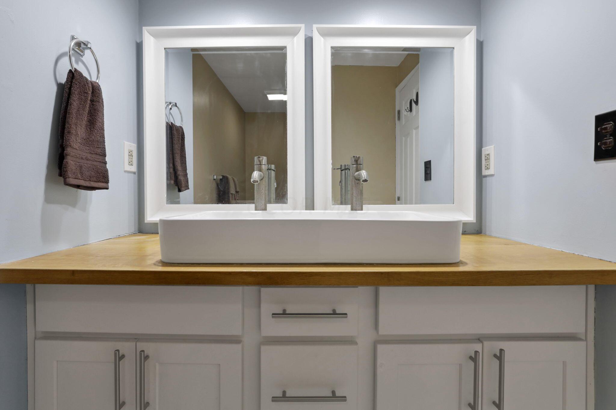 930 Hibbs Road Grove City, OH 43123 - Photo 21 of 45 Owners bathroom