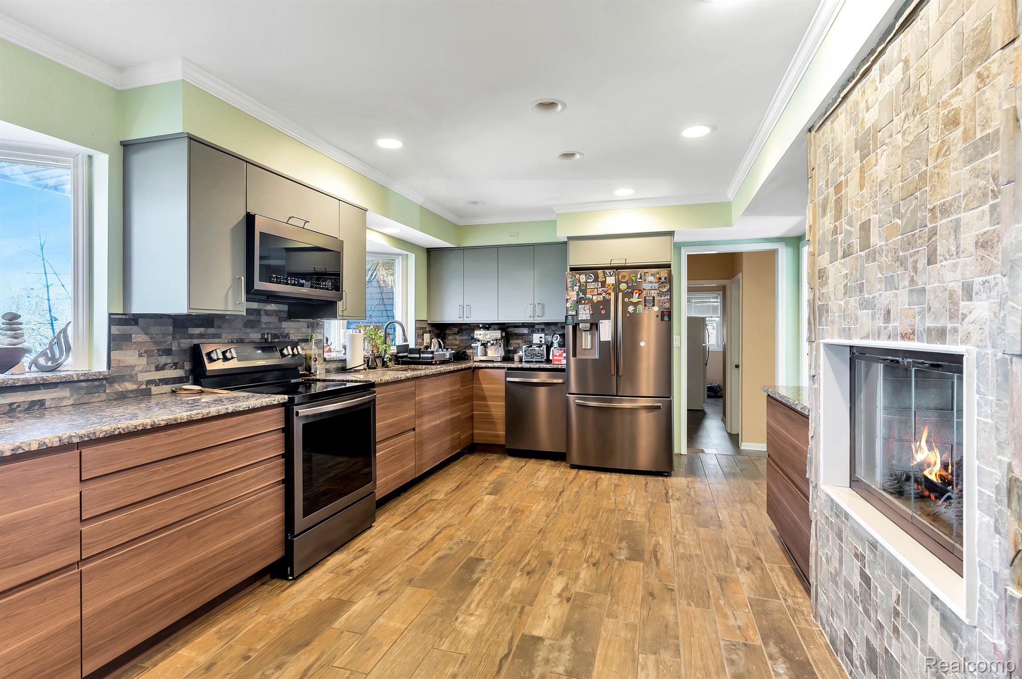 35159 Lancashire Road Livonia, MI 48152 - Photo 5 of 45 Gallery Image 5