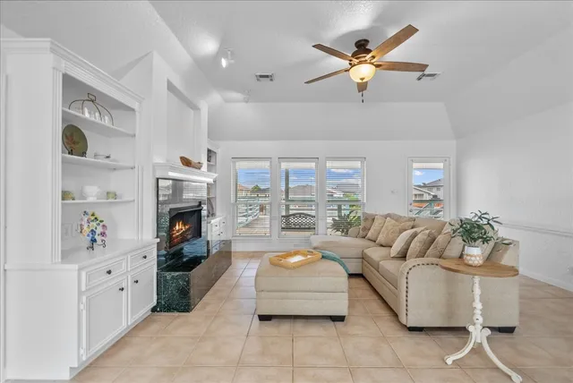 $525,000 | 933 Bonita Drive, Bayou Vista, TX 77563