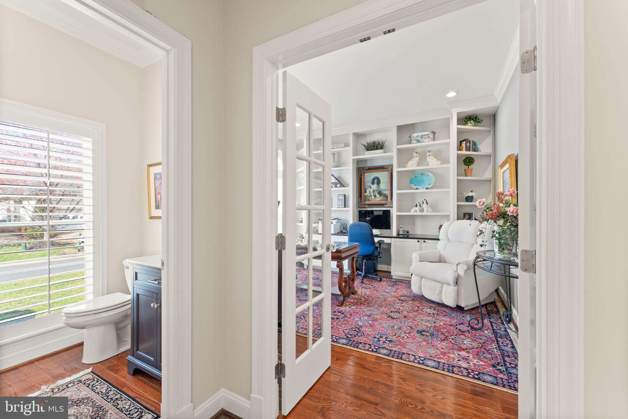 43524 Jackson Hole Circle Leesburg, VA 20176 - Photo 32 of 149 a living room with furniture and a potted plant