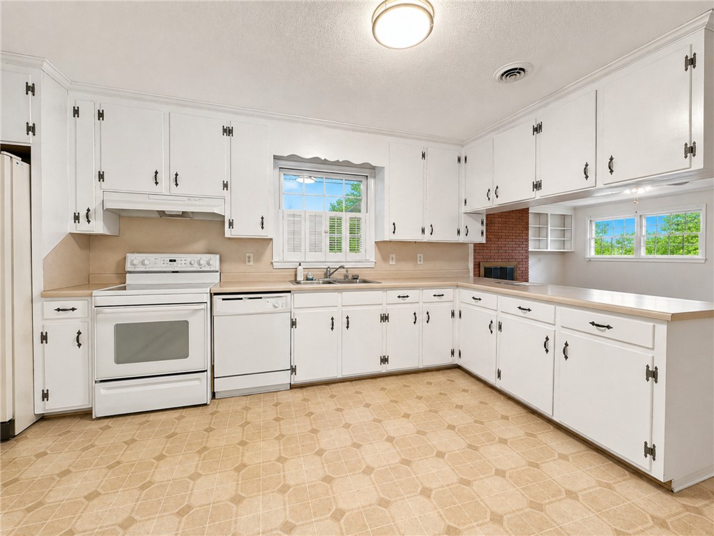 611 Heyward Road Anderson, SC 29621 - Photo 17 of 41 Kitchen