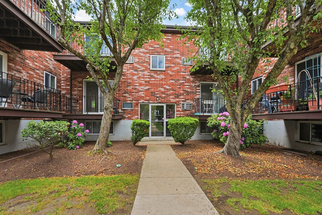21 Westgate Road, Unit 4 Boston, MA 02467 - Photo 2 of 34
