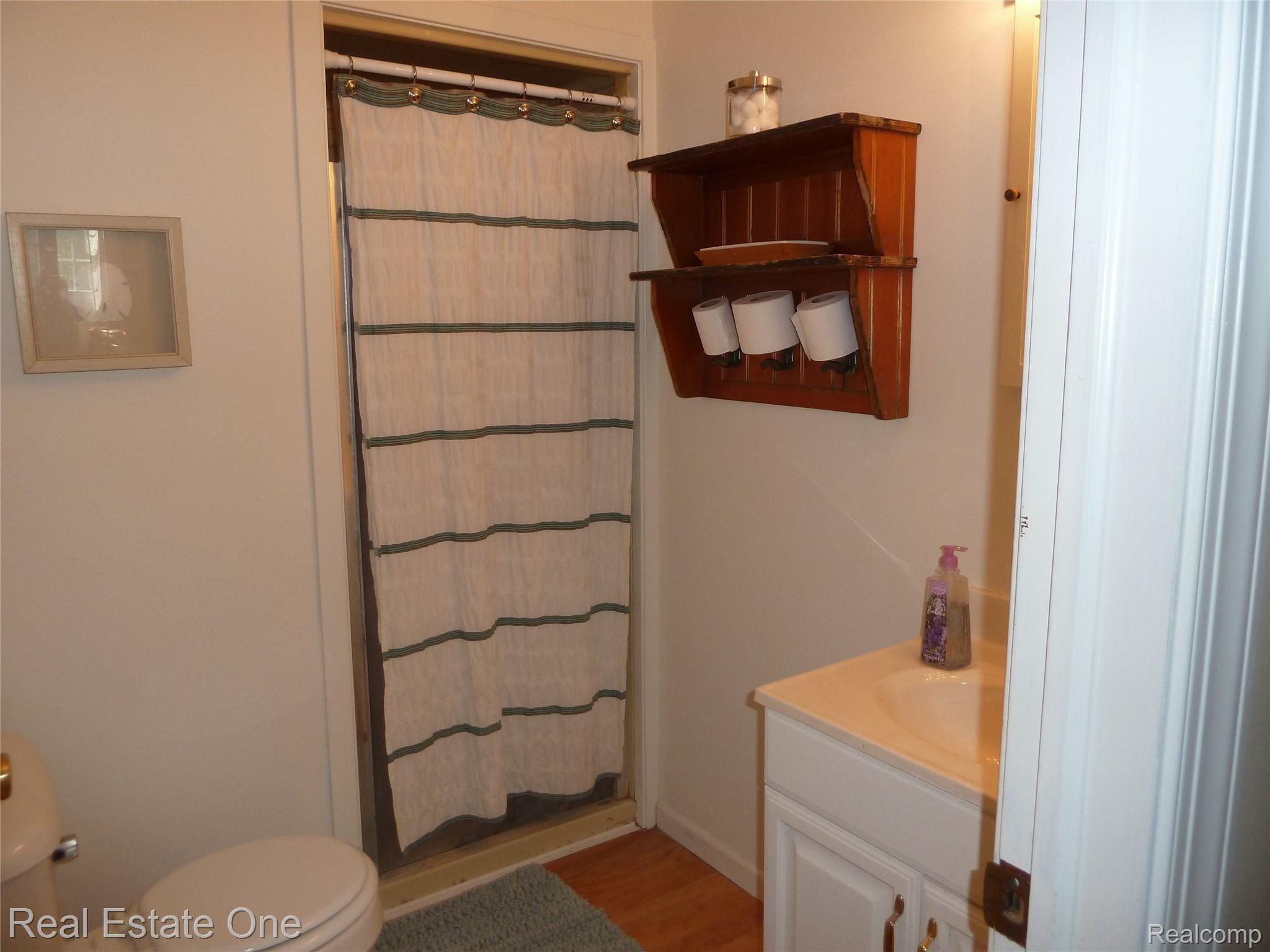 1775 Medler Road Commerce Township, MI 48382 - Photo 15 of 36 Bath with shower on main level