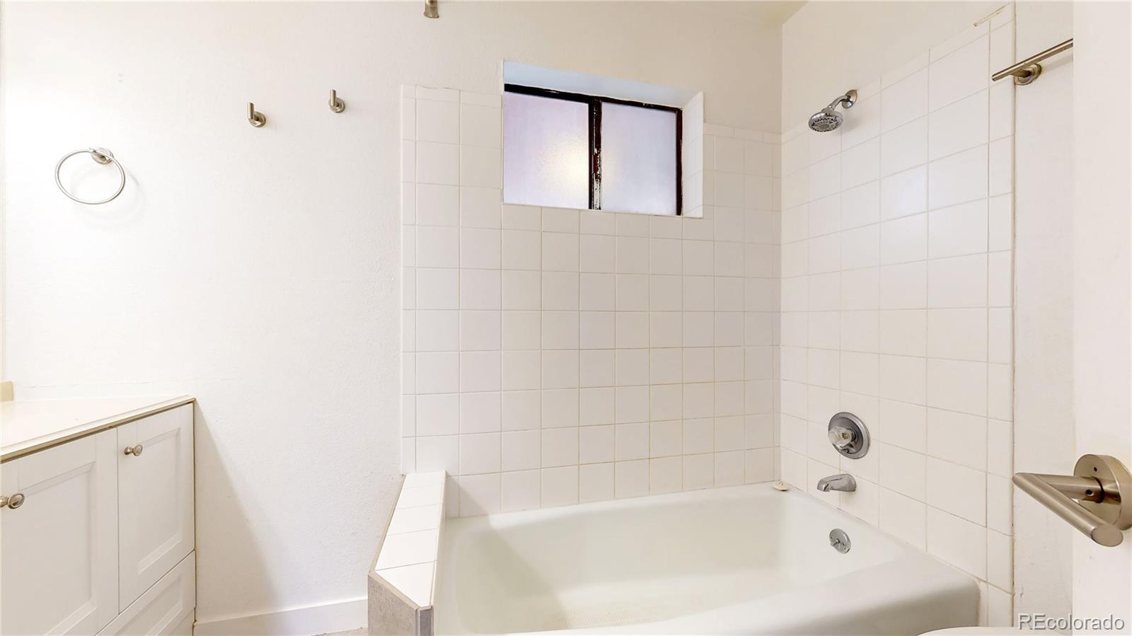 1934 18th Street, Unit 8 Boulder, CO 80302 - Photo 12 of 41 a bathroom with a bathtub
