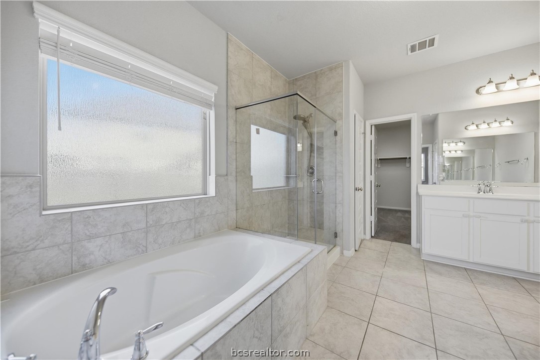 4316 Mocking Run Lane Dickinson, TX 77539 - Photo 13 of 24 a bathroom with a bathtub and a sink