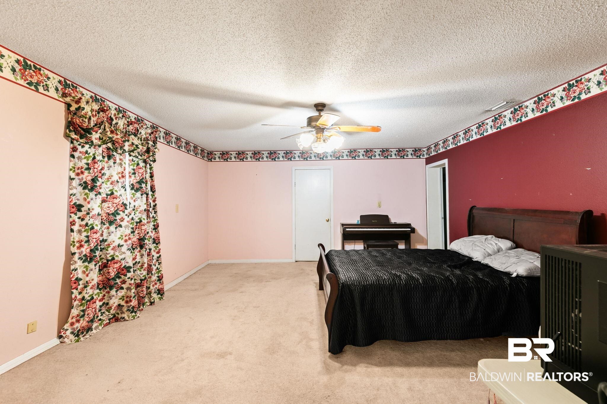 927 Cleveland Road Saraland, AL 36571 - Photo 18 of 80 Spacious room featuring broadloom carpeting, a multi-speed ceiling fan with integrated lighting, and a large window