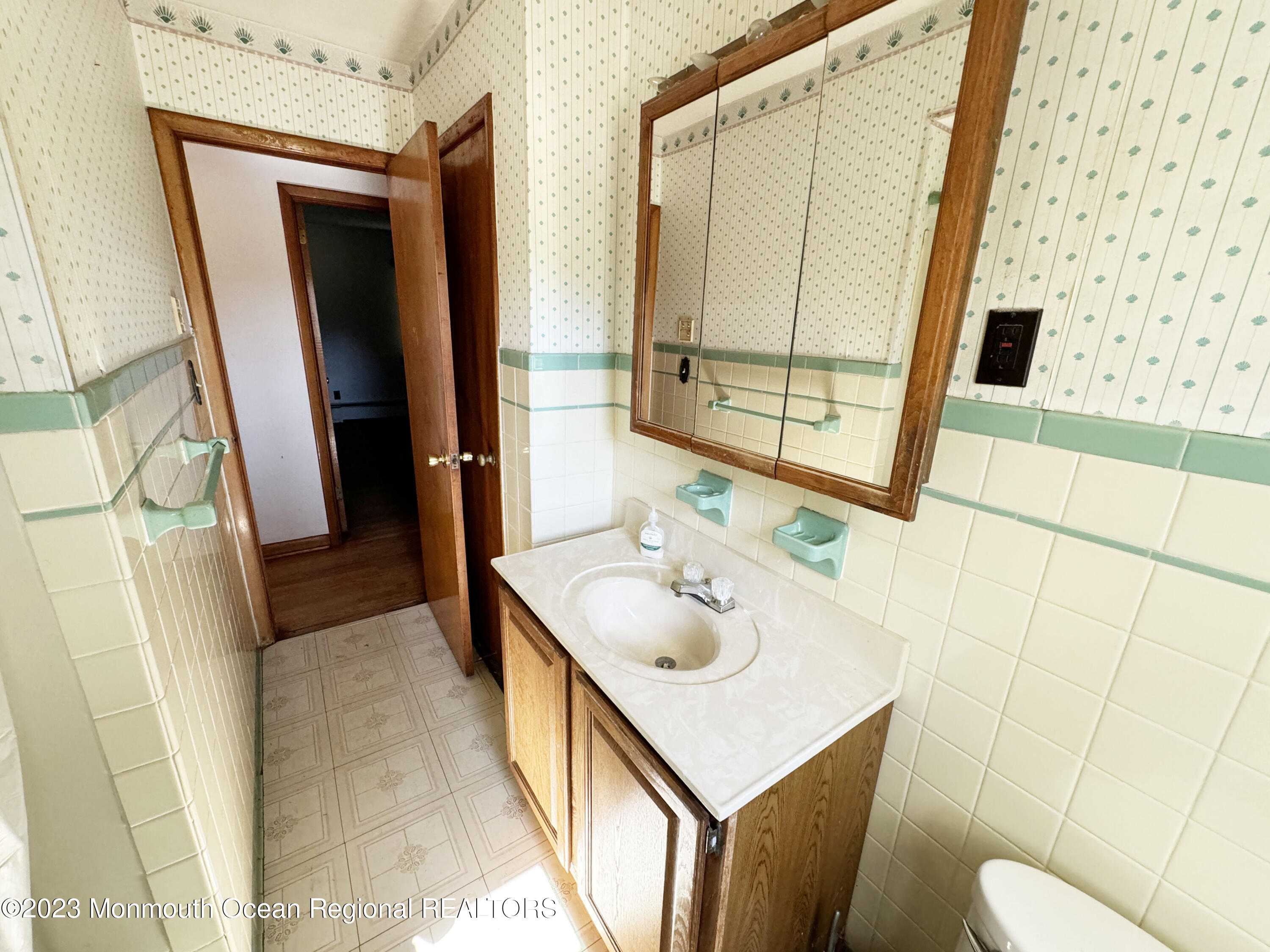 543 Bethany Road, Unit B Holmdel, NJ 07733 - Photo 11 of 23 bathroom2
