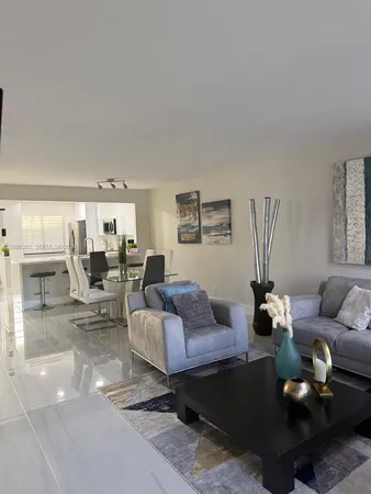 $2,990 | 436 Lakeview Drive, Unit 205, Weston, FL 33326