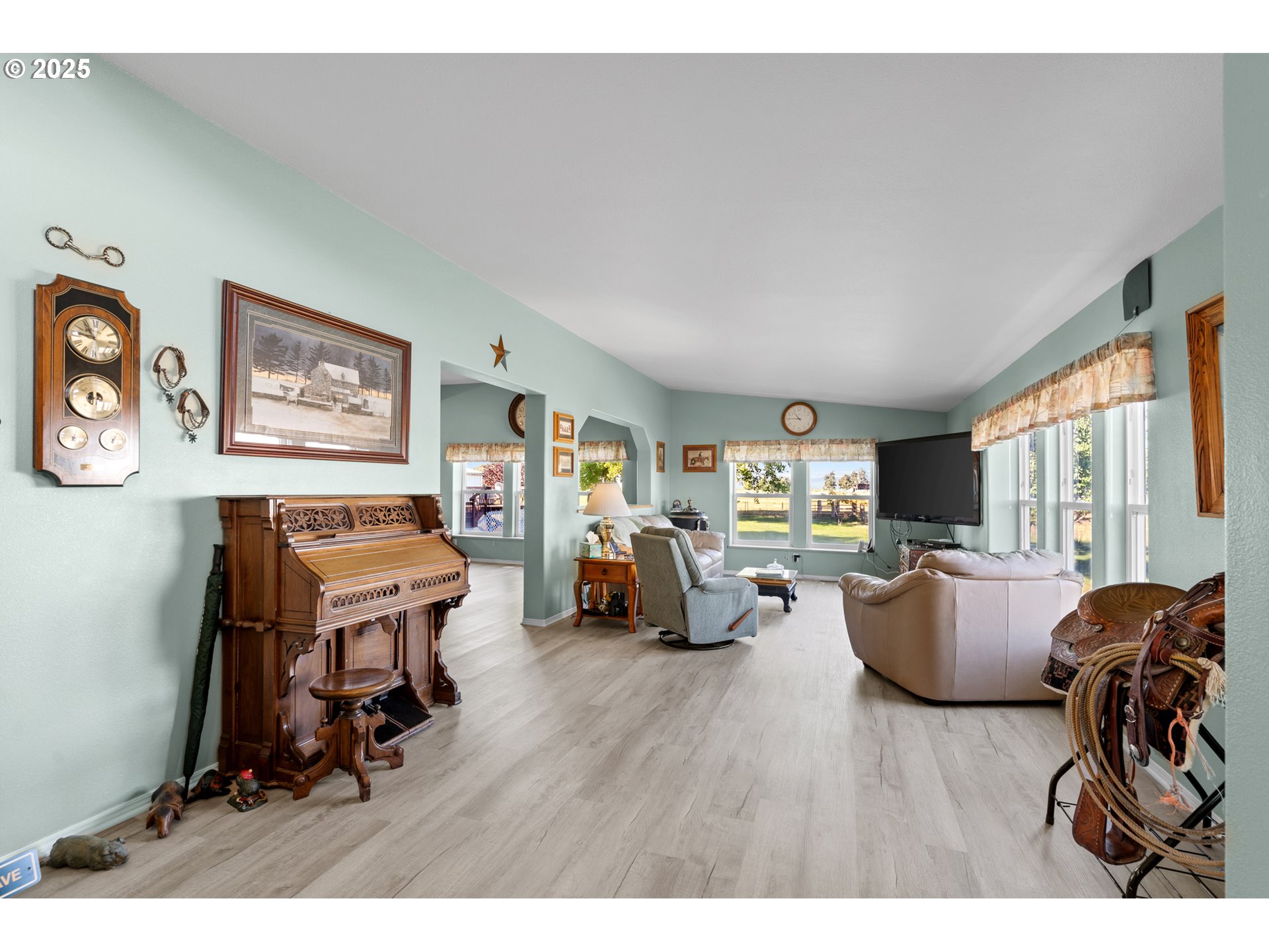 34656 County 1172 Road Stanfield, OR 97875 - Photo 17 of 48 a living room with furniture and a wooden floor