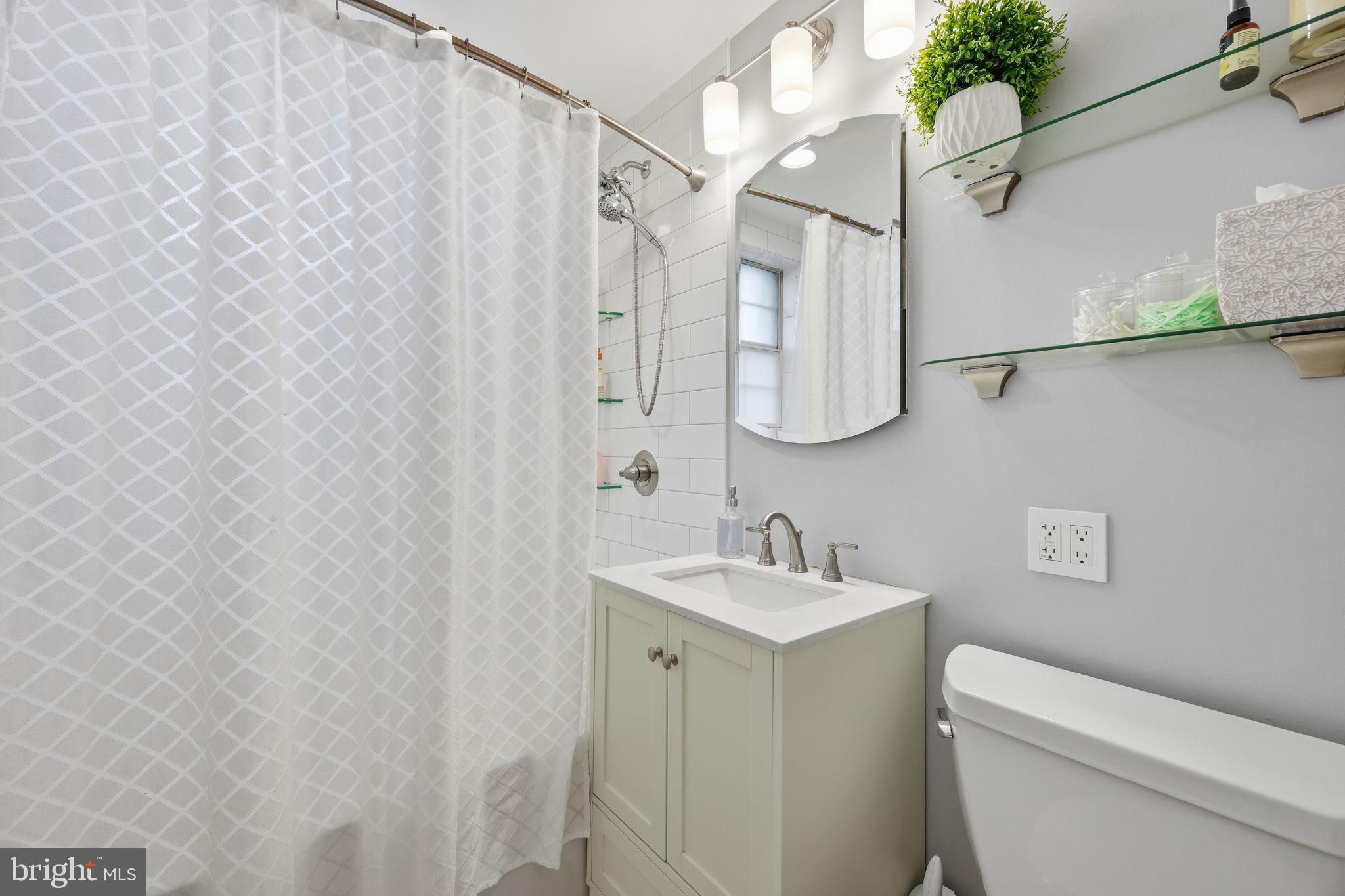 4608 28th Road South, Unit B Arlington, VA 22206 - Photo 12 of 21 Full Bath