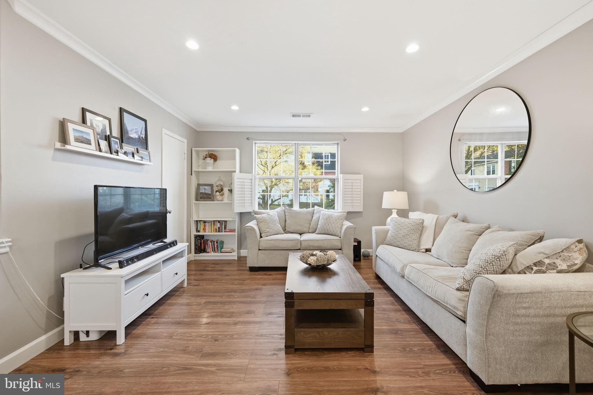 4608 28th Road South, Unit B Arlington, VA 22206 - Photo 1 of 21 Living Room