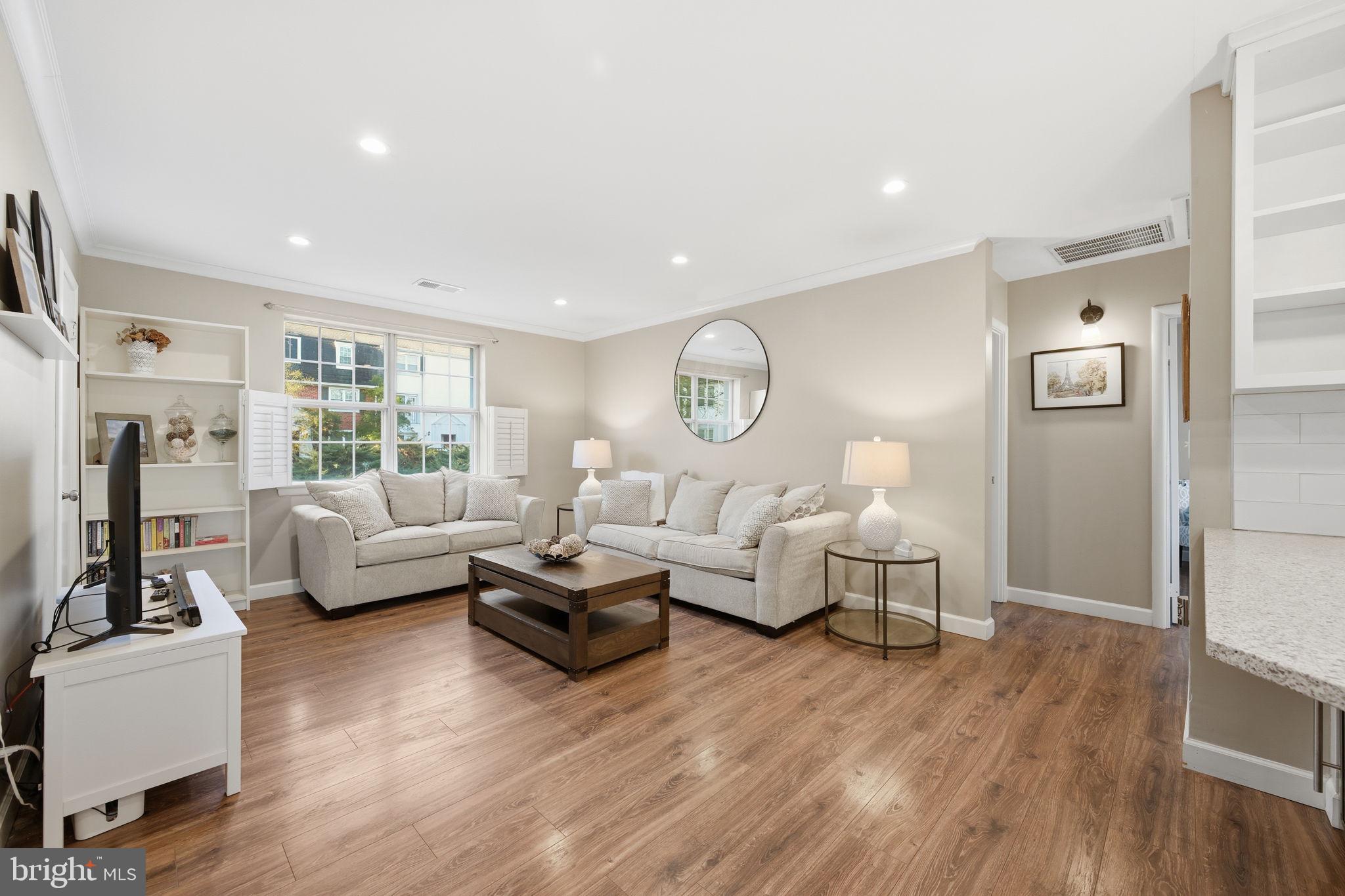4608 28th Road South, Unit B Arlington, VA 22206 - Photo 3 of 21 Living Room