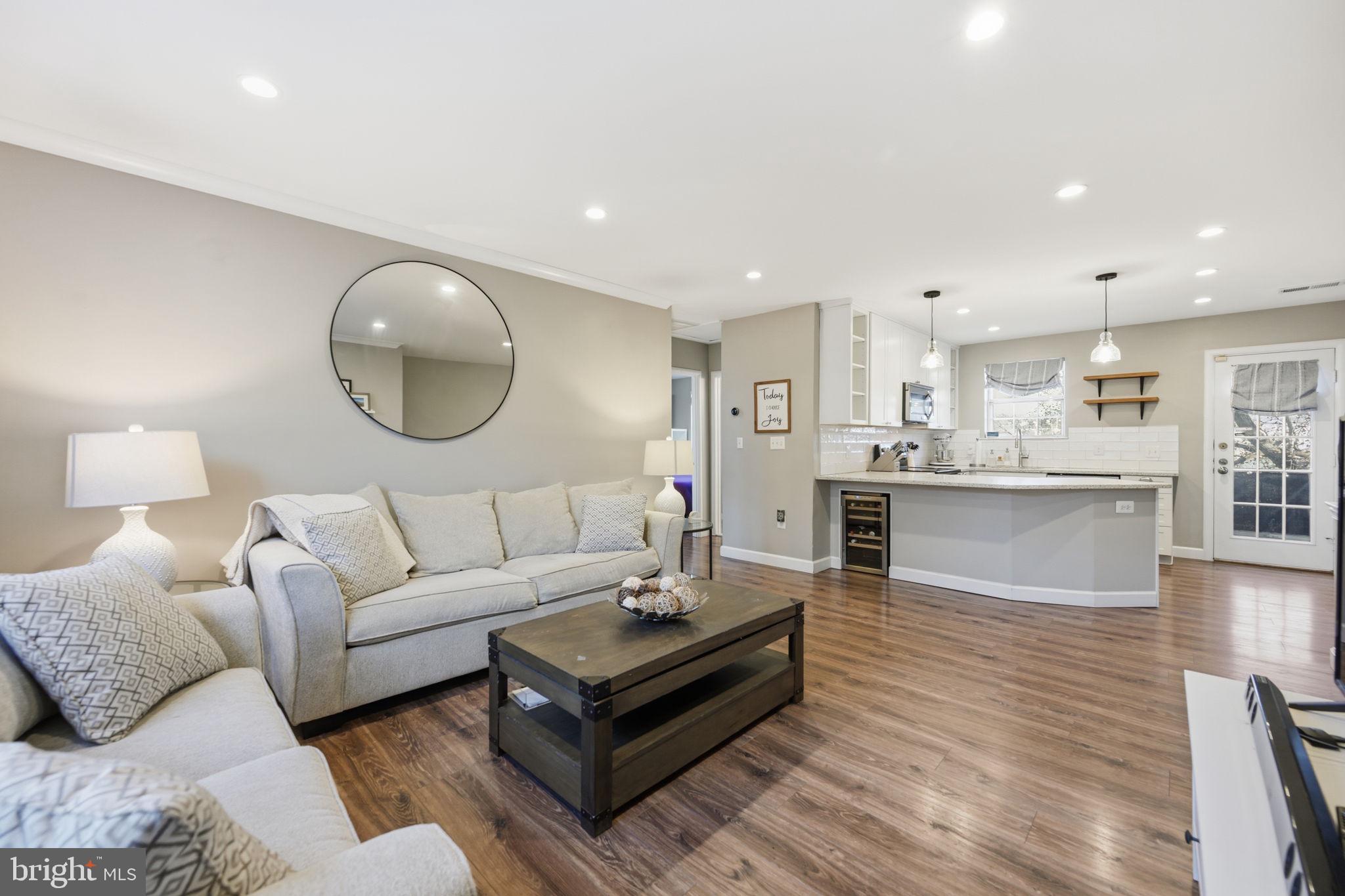 4608 28th Road South, Unit B Arlington, VA 22206 - Photo 4 of 21 Living Room/Kitchen
