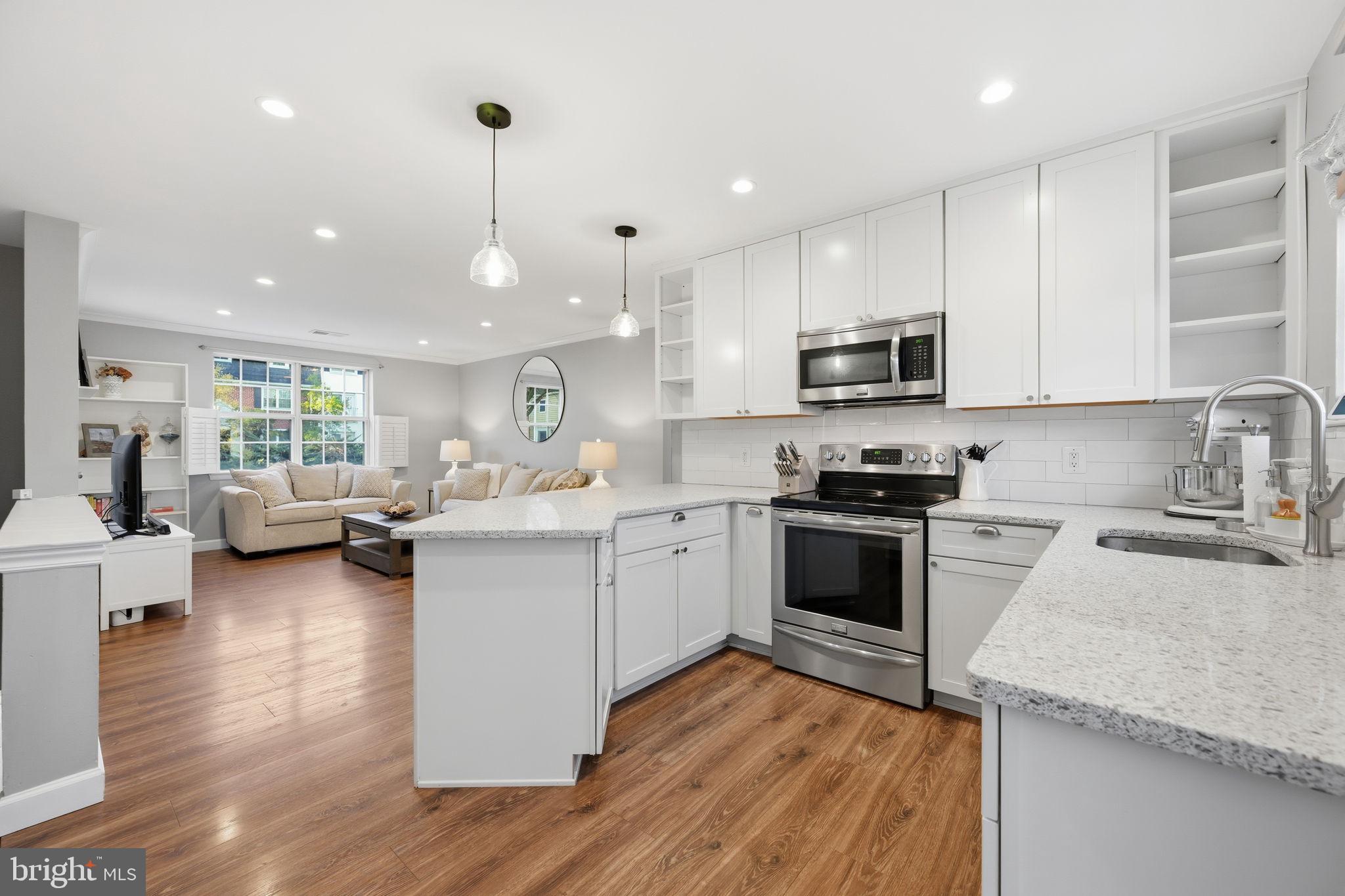 4608 28th Road South, Unit B Arlington, VA 22206 - Photo 6 of 21 Kitchen/ Living Room