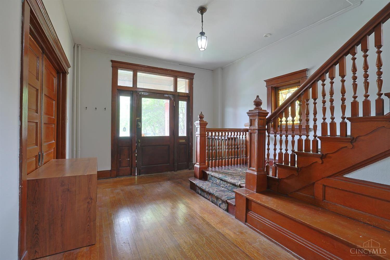 448 Riddle Road Cincinnati, OH 45220 - Photo 5 of 49