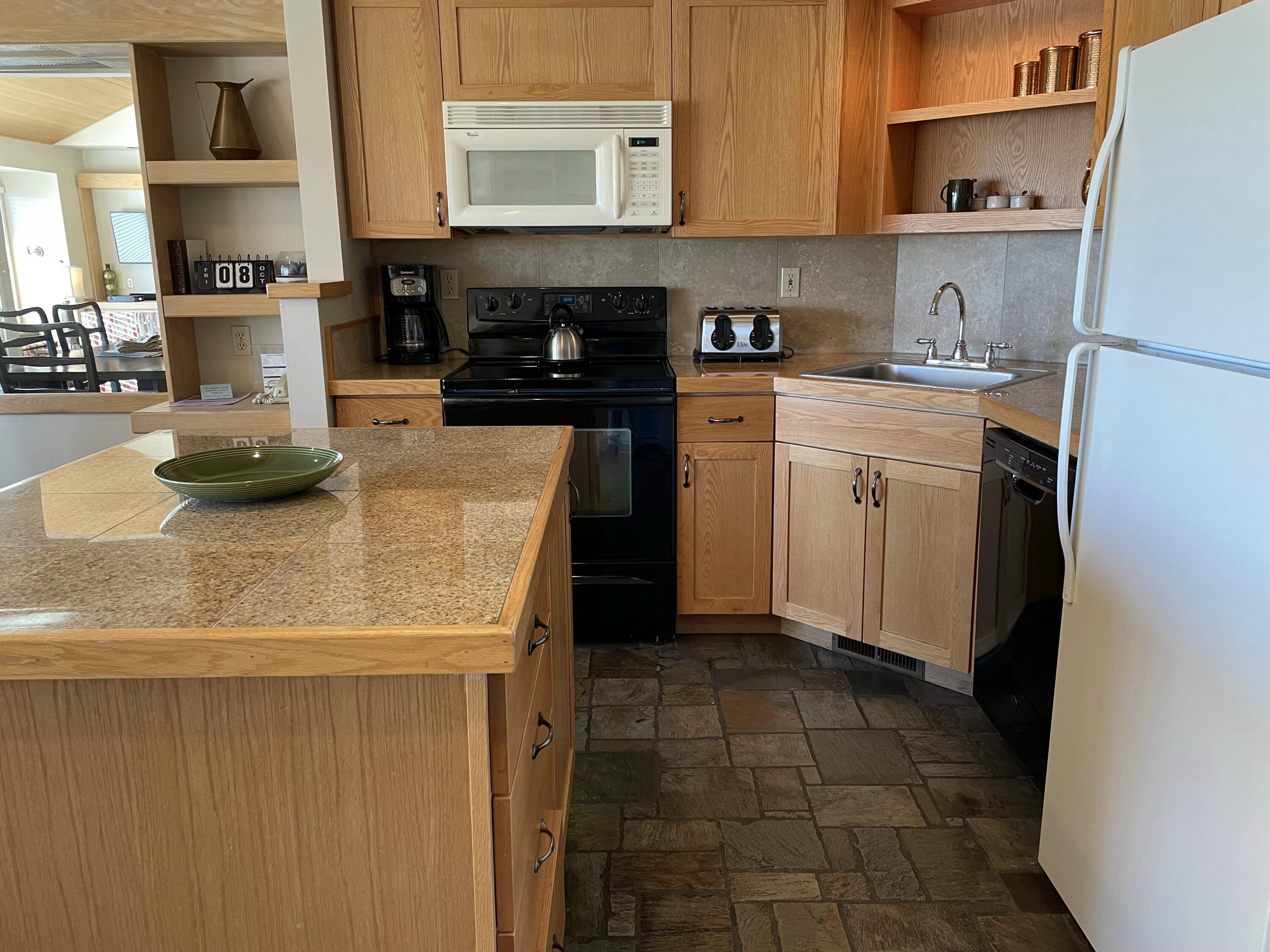 2240 Snowgoose Drive, Unit RV3D Redmond, OR 97756 - Photo 4 of 28 IMG_4425