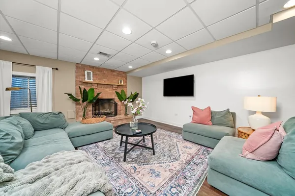 $930,000 | 35080 North Oak Knoll Circle, Gurnee, IL 60031