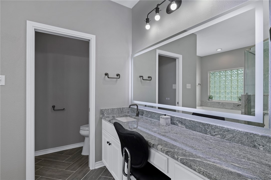 173 David Sandia, TX 78383 - Photo 17 of 40 Primary bath with double vanities and plenty of co